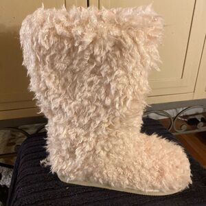 JustFab Plush Cream Slippers